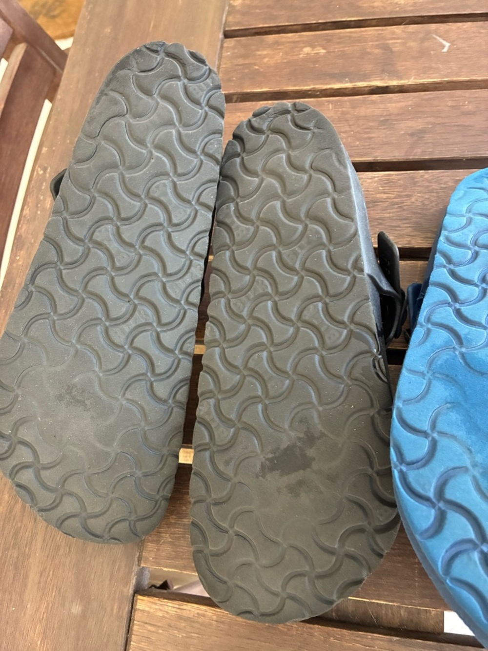 4 Pairs of Birkenstock Gizeh Sandals in Black, Navy, White, Silver - Picture 8 of 13
